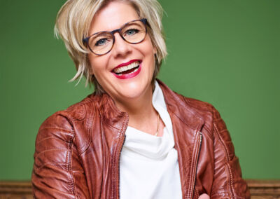 DR. JULIA PÖNIGHAUS (DE)